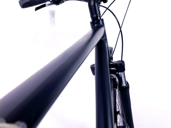 Närbild av minimalistisk svart cykel