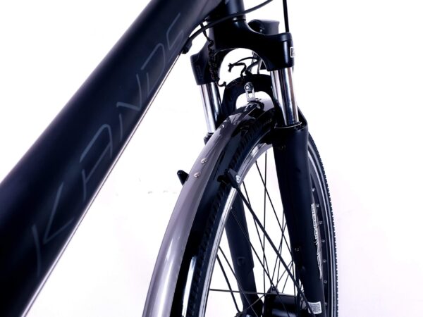 Närbild av cykelgaffel och framskärm.