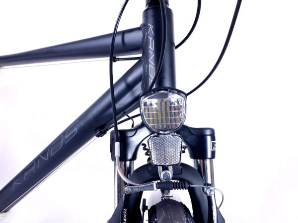 Framdel av cykel med lampa och styrgaffel