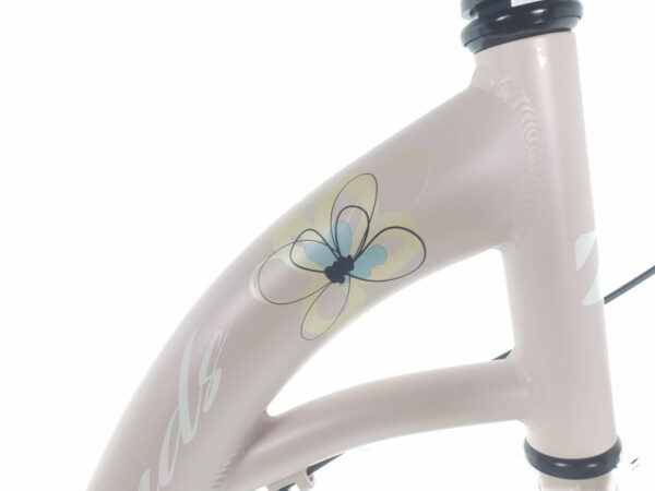 Rosa cykelram med fjärilsdekor på framsidan.