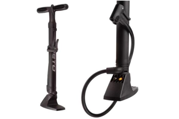 Svart cykelpump med slang och fotstöd