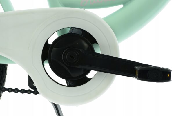 Detalj av cykelpedal och kedjeskydd