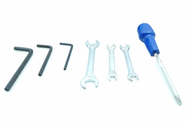 Verktyg: insexnycklar, skiftnycklar, skruvmejsel.