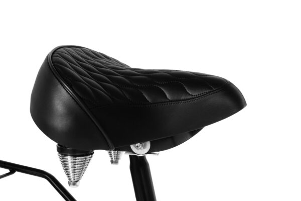 Svart cykelsadel med quiltad design och fjädring.
