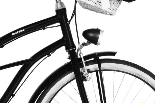 Svart cykel med korg och lykta fram