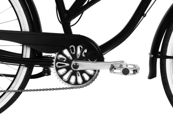 Närbild på cykelpedal och kedjeskydd