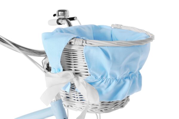 Cykelkorg med blått tyg på styret.