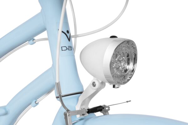 Närbild på cykelstrålkastare och ram.