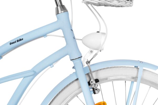 Ljusröd cykelram med korg och bromsdetalj