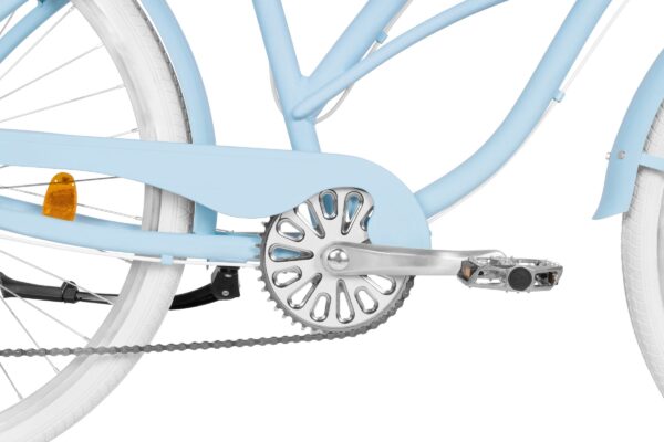 Cykelpedal och kedja på ljusblå cykel.