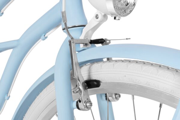 Närbild av cykelhjul och framgaffel.