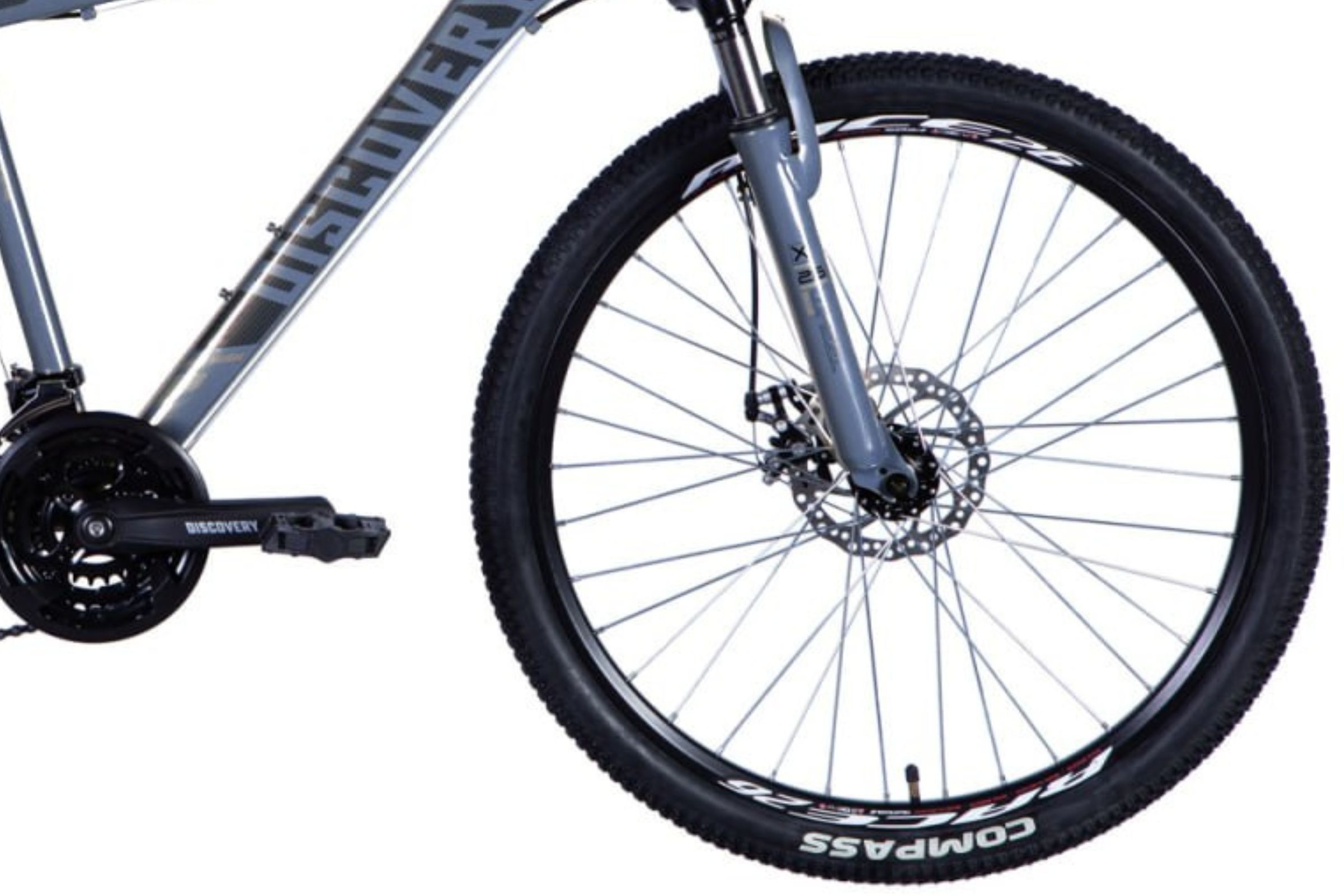 Horský bicykl s černým a šedým rámem.