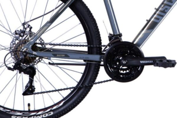 Detail kola s převodníky a řetězem