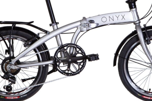 Hopfällbar cykel med svarta hjul och silverram