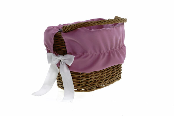 Flätad korg med rosa överdrag och vit rosett.