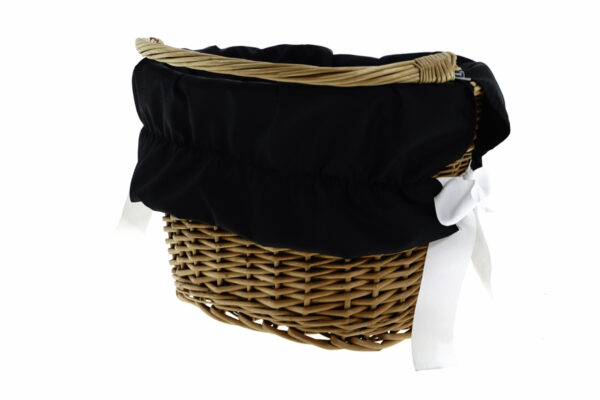 Flätad korg med svart tyg och vit rosett.