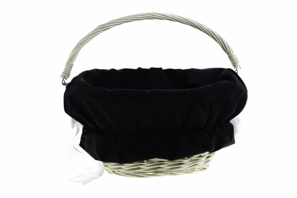Flätad korg med svart tygfoder och handtag.