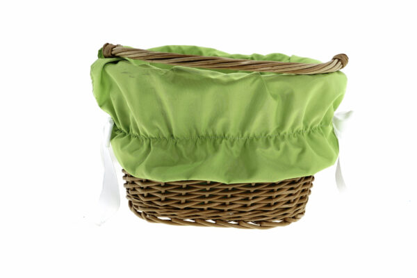 Flätad korg med ett grönt tygöverdrag.
