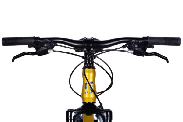 Pohled na řídítka horského kola.