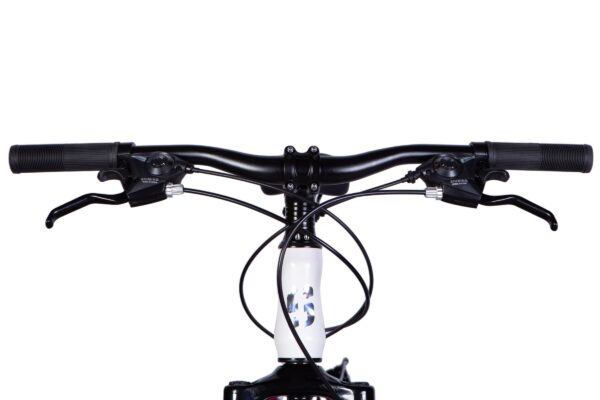 Řídítka kola s brzdovými páčkami.