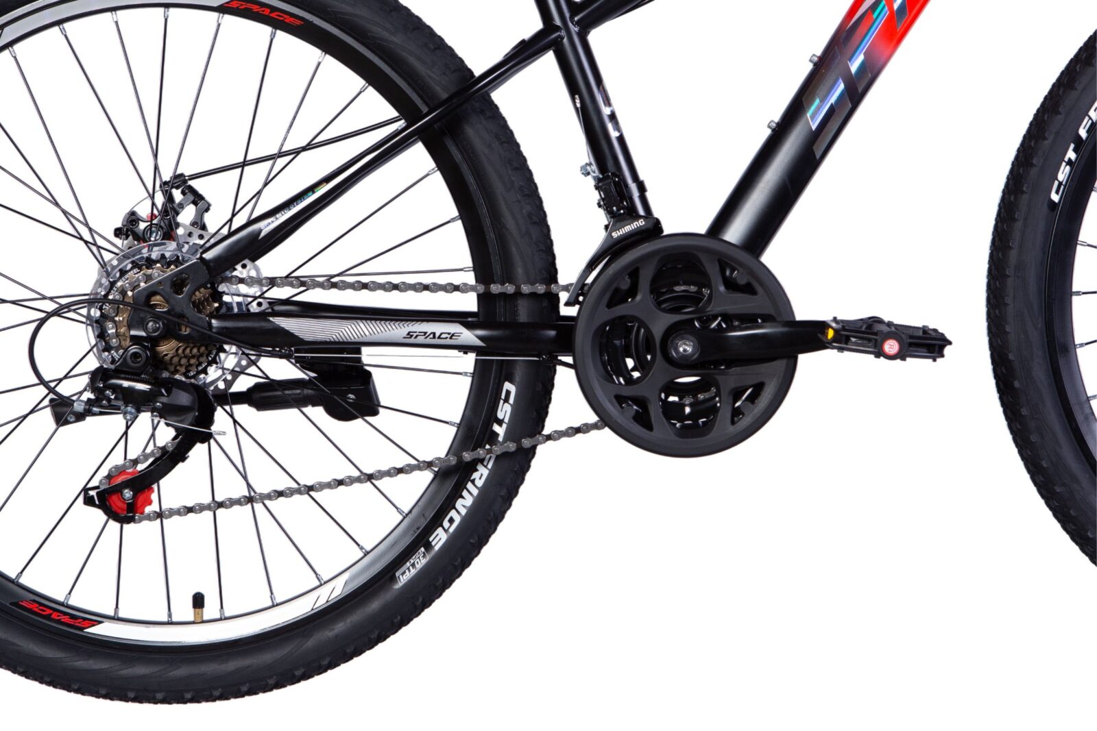 Detail černého horského kola s řetězem.