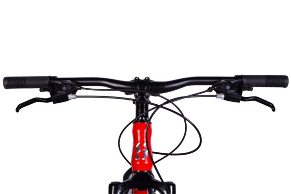 Řídítka horského kola z červeného rámu.