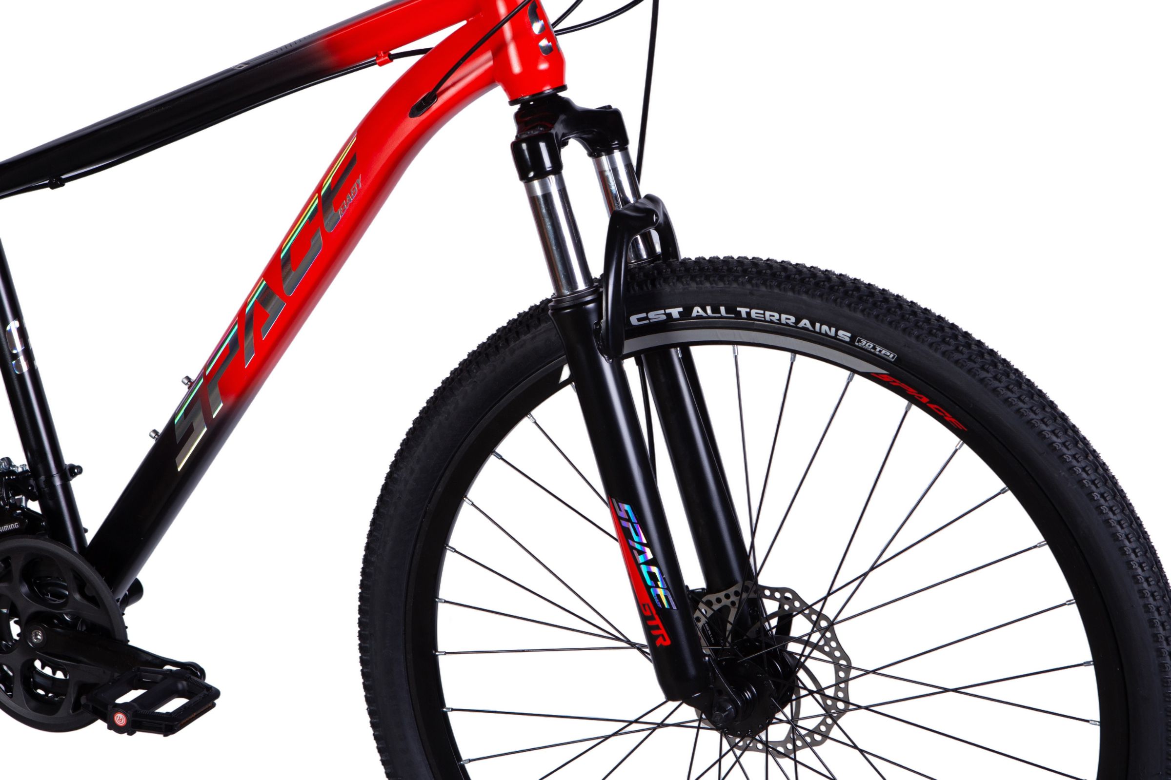 Červený horský bicykl v detailu přední vidlice.