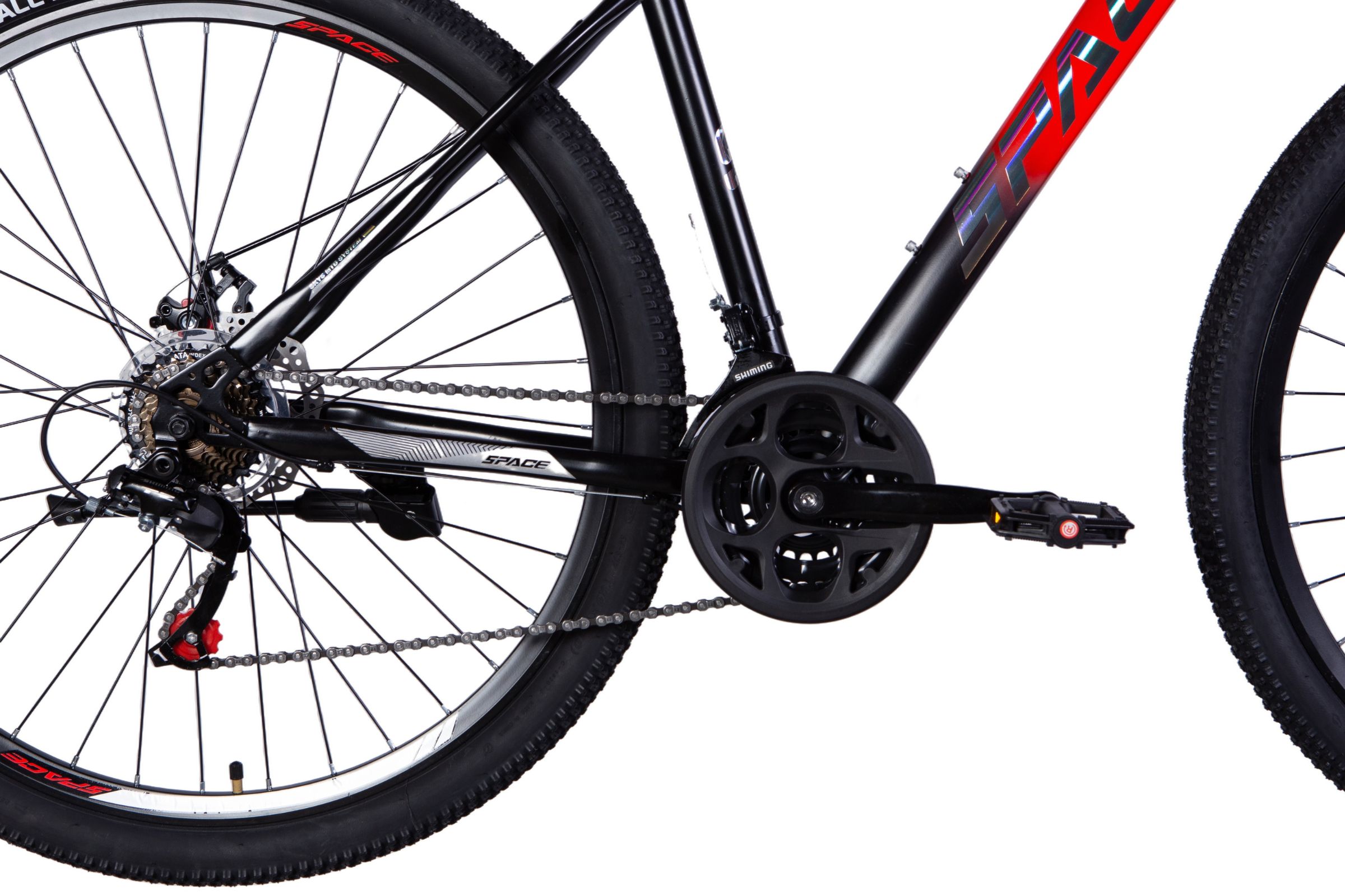 Detail na pedály a převodník horského kola.