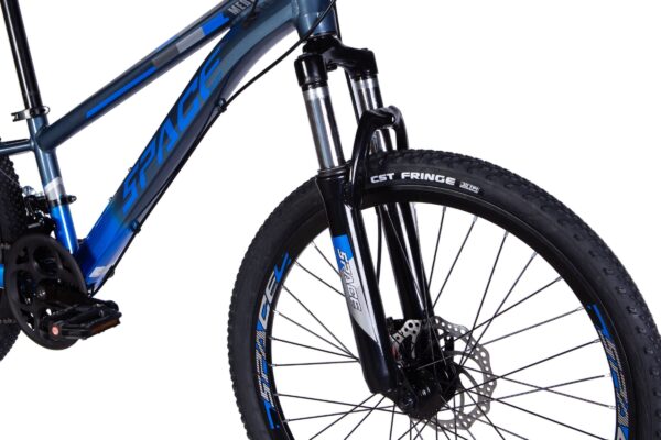 Horský bicykl značky Space s modrým rámem.