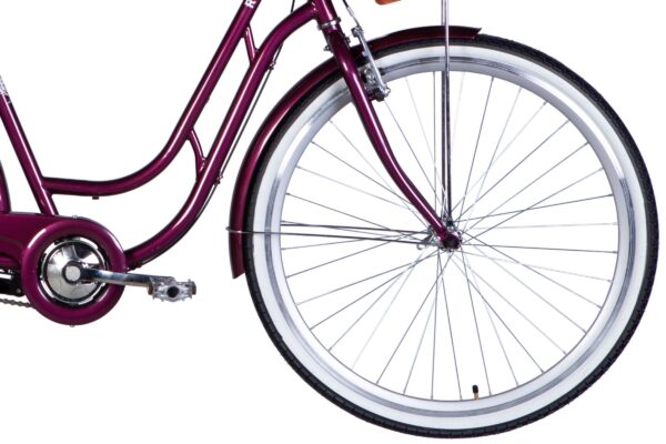 Närbild av lila cykelhjul och ram