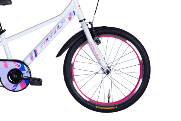 Vit cykel med rosa detaljer och svarta däck.