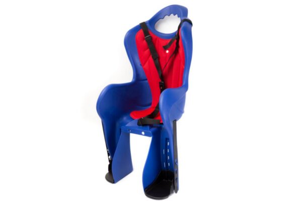 Blå och röd cykelbarnstol med sele.