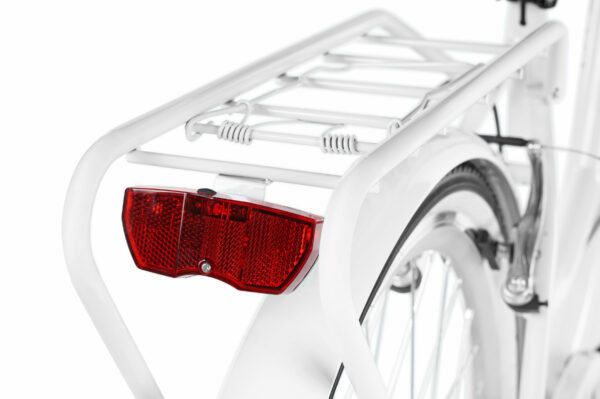 Cykelbaksida med röd reflex och pakethållare.