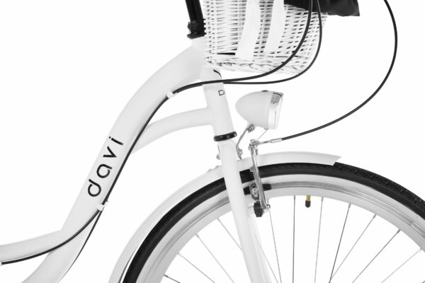 Vit cykel med korg och strålkastare fram