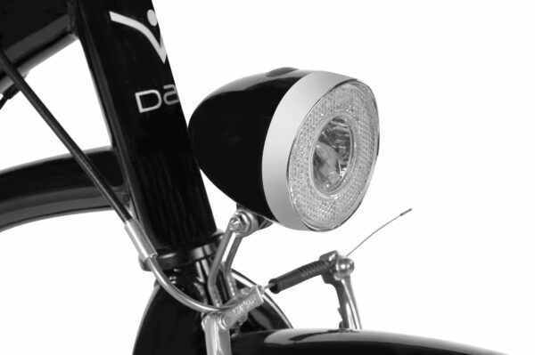 Cykellampa i närbild på svart cykel