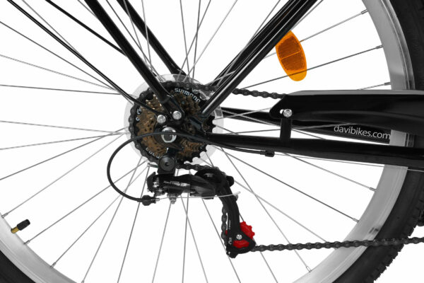 Närbild av cykelväxel och kedja.