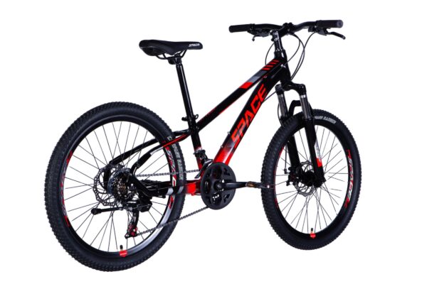 Černý a červený horský bicykl