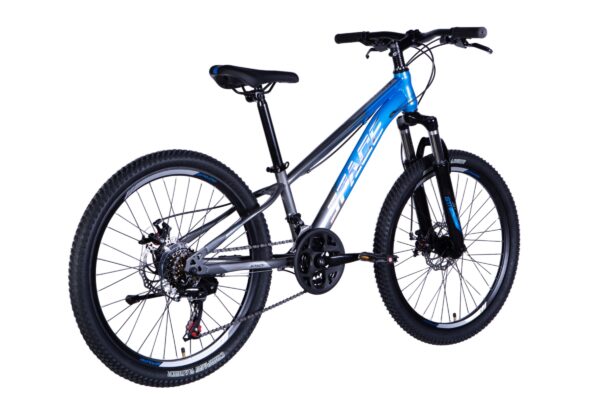 Modrý horský bicykl s kvalitními pneumatikami.