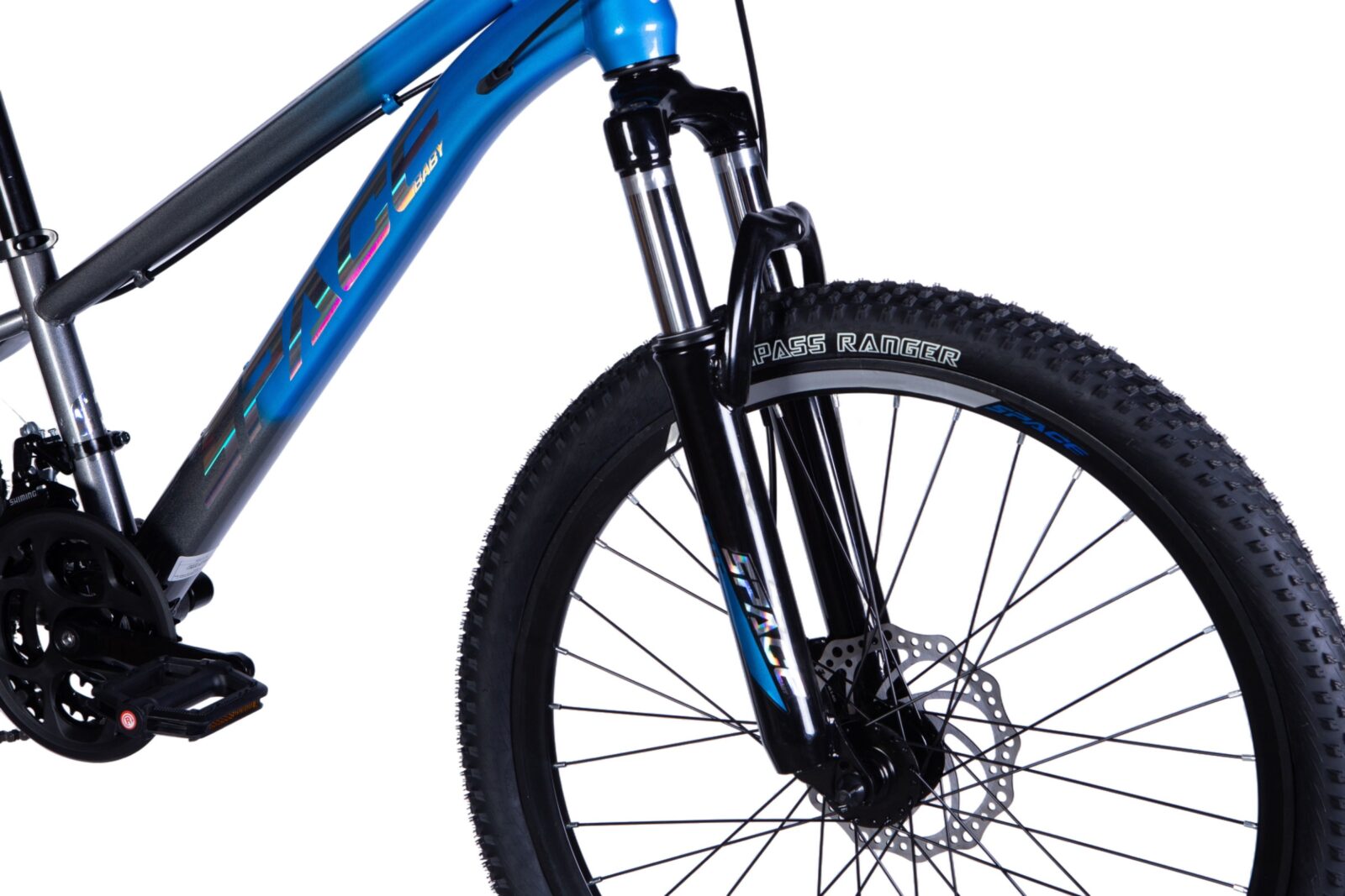 Horský bicykl s modro-černým rámem.