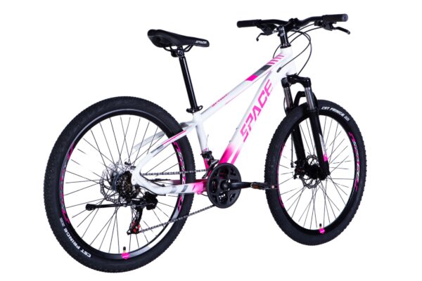 Horský bicykl se světle růžovými detaily