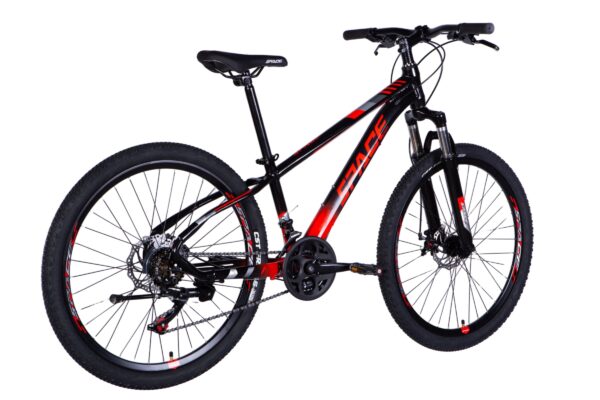 Černý a červený horský bicykl
