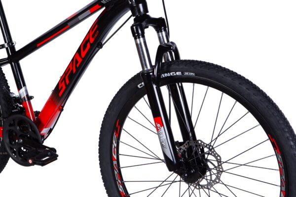 Horský bicykl černé a červené barvy.