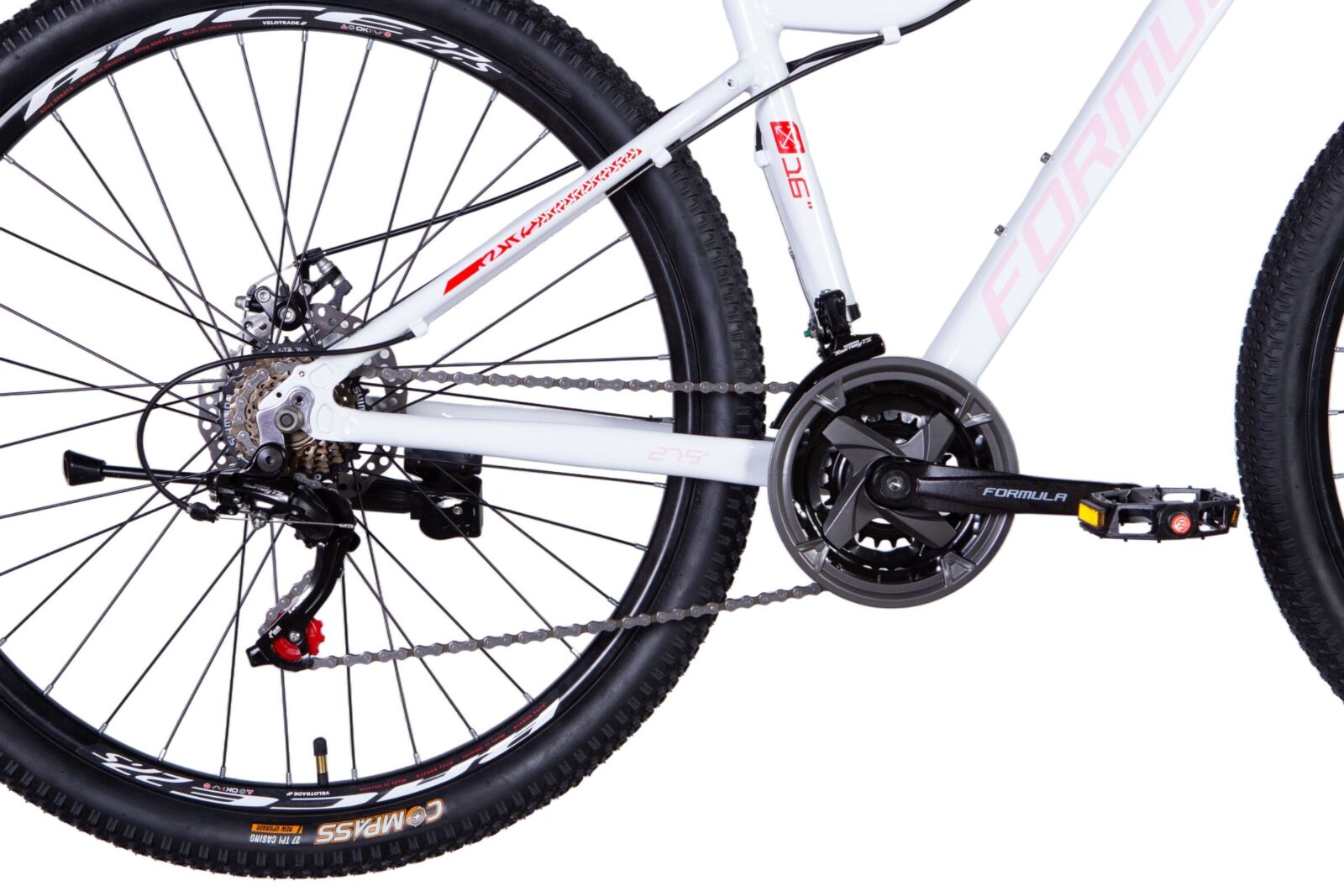 Vit mountainbike-cykel närbild av kedja och däck.