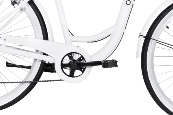 Detalj av vit cykel med kugghjul och kedja.