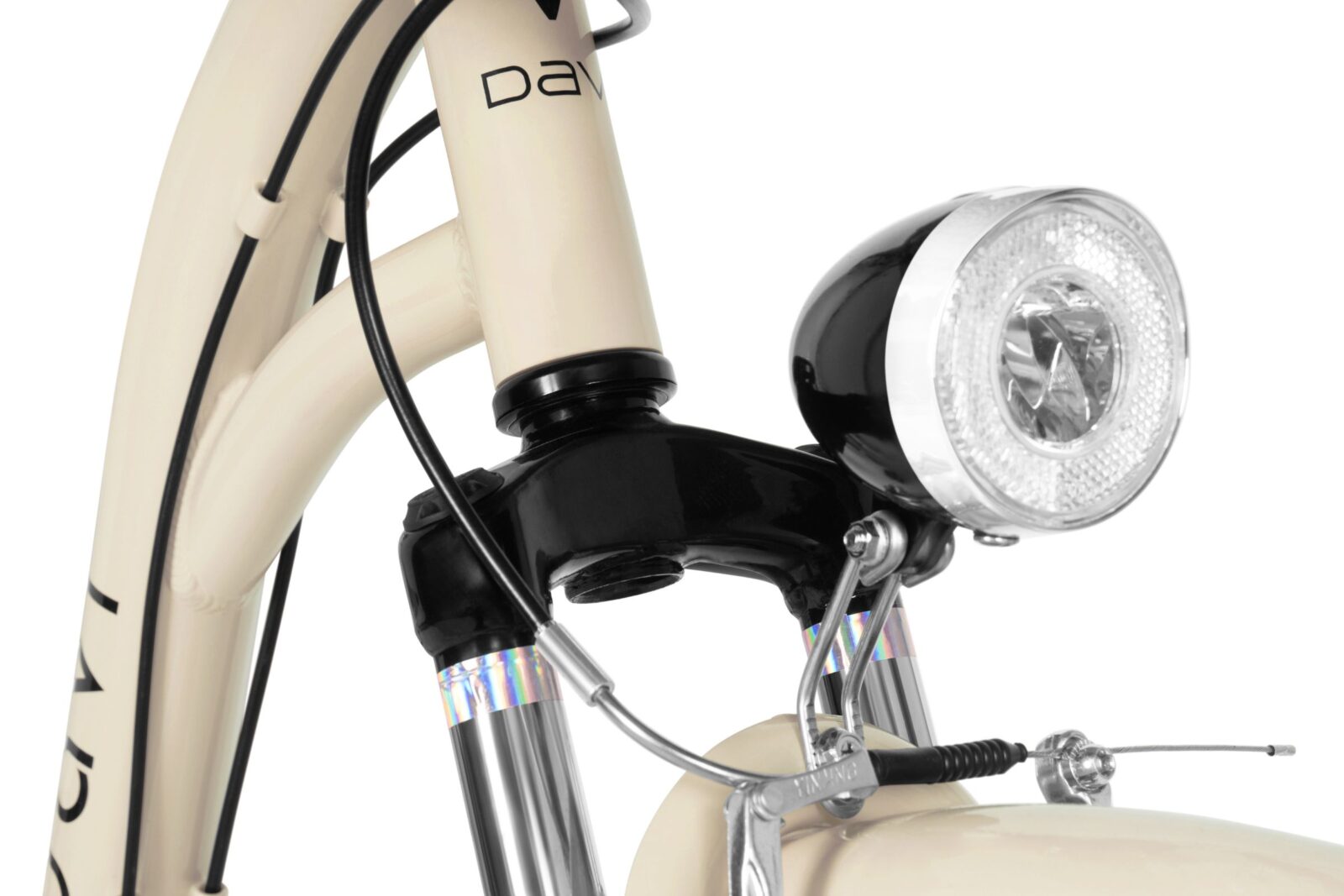 Närbild av framgaffel och cykellampa på damcykel.