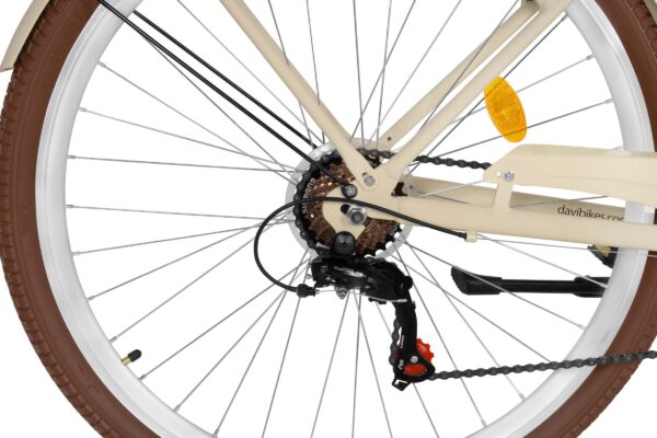 Närbild cykelbakdäck och kedjedrev