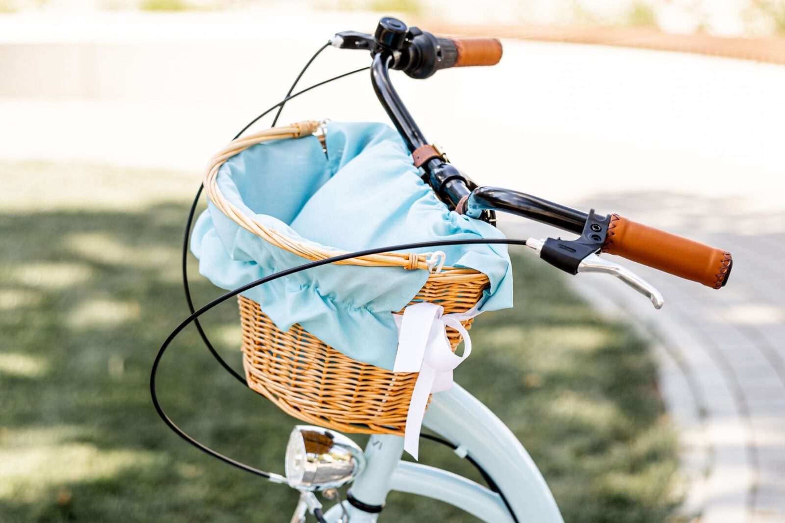 Cykel med flätad korg och blå tygfoder.