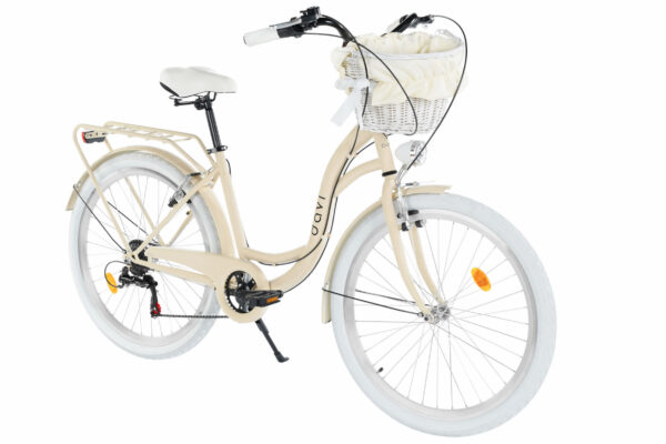 Elegant beige cykel med korg och pakethållare.