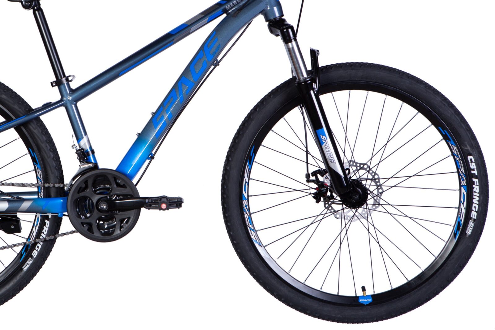 Modrý horský bicykl s černými koly.