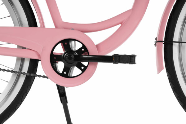 Närbild av rosa cykelkedja och pedaler.